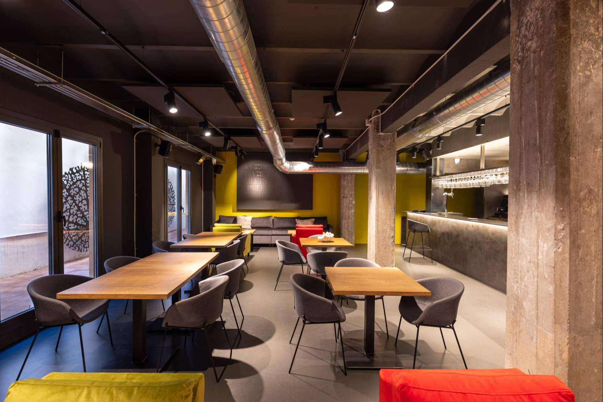 En el exclusivo club privado, By Safe House, en el centro de Barcelona, conviven el ocio, los negocios y la cultura