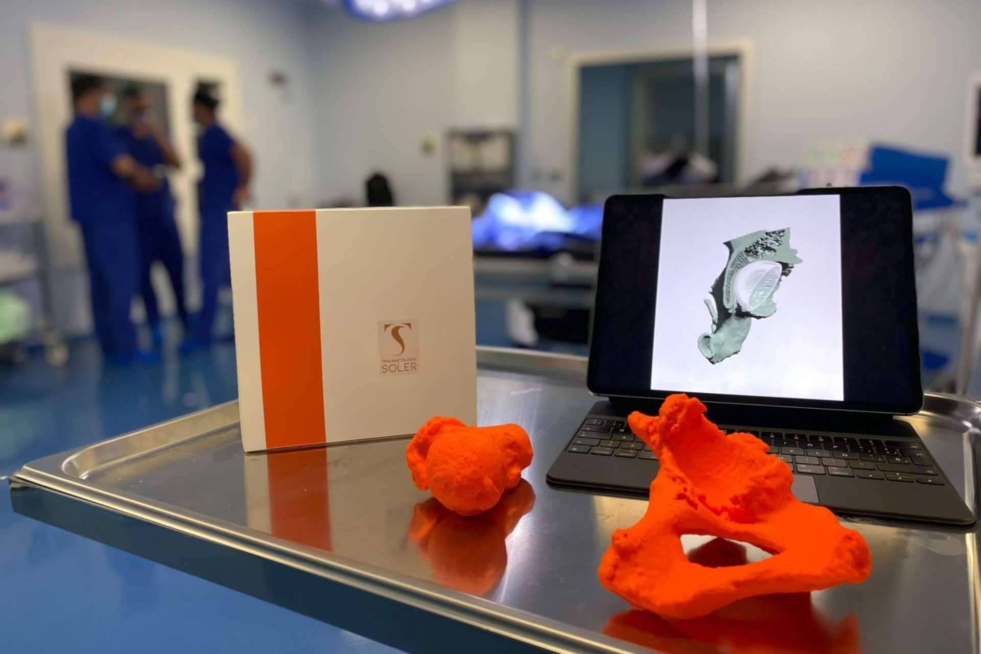 Una de las claves del éxito de las cirugías de prótesis de cadera del doctor Soler es la planificación quirúrgica