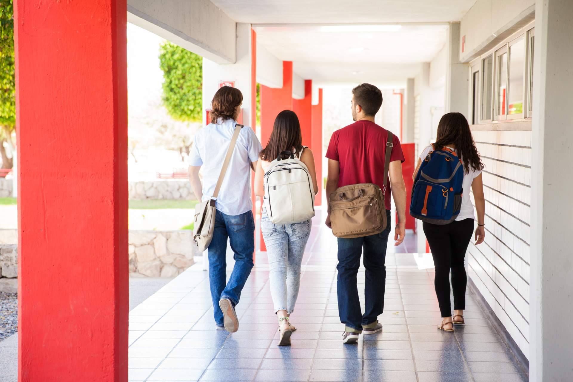 Los servicios de Ayuda Universitaria ayudan a resolver trabajos y pruebas de evaluación continua (PEC)