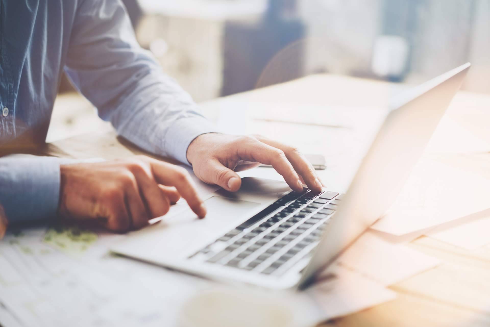 Parafrasis.org, una herramienta online gratis que permite parafrasear y resumir textos