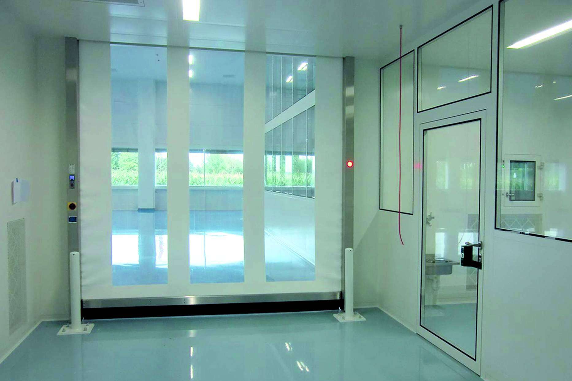 Puertas rápidas para salas limpias que ofrece ASSA ABLOY