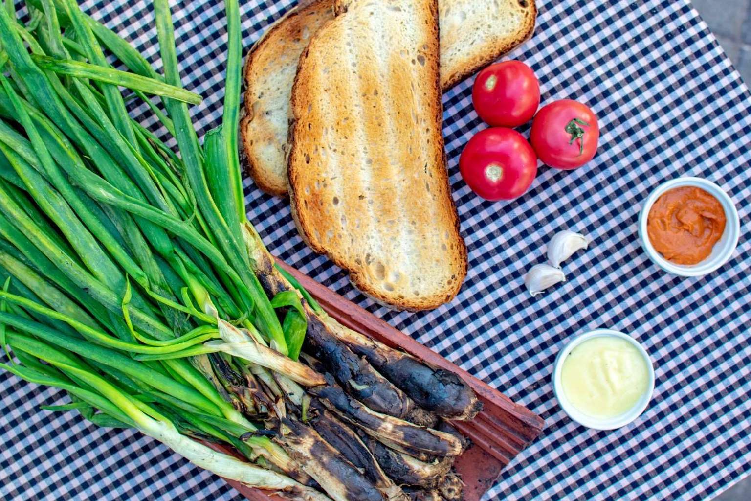 Comer calçots esta temporada, en el restaurante de la Barceloneta Pasa Tapas