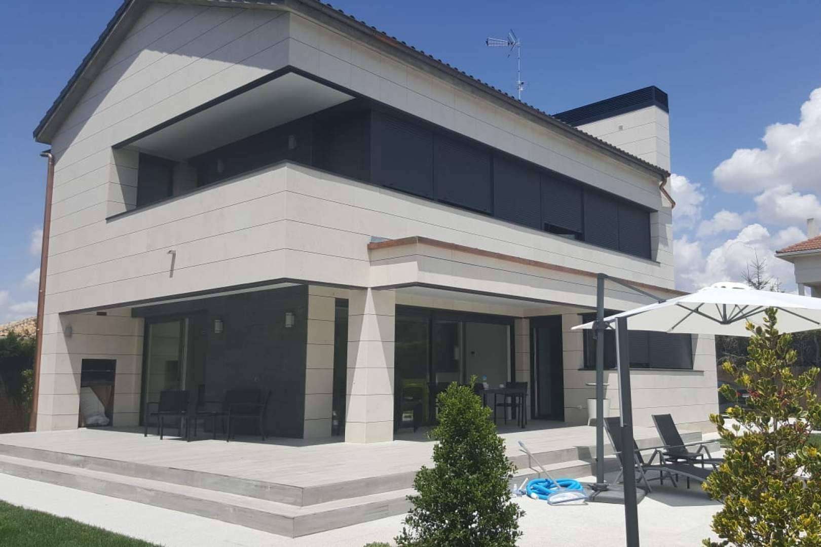 Especialización en sistemas industrializados de aislamiento de fachada, con la empresa especializada Termopiedra