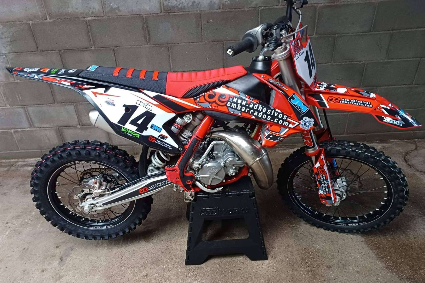 Los adhesivos personalizados para motos que ofrece ADHESIVOSSEMBARRADOS