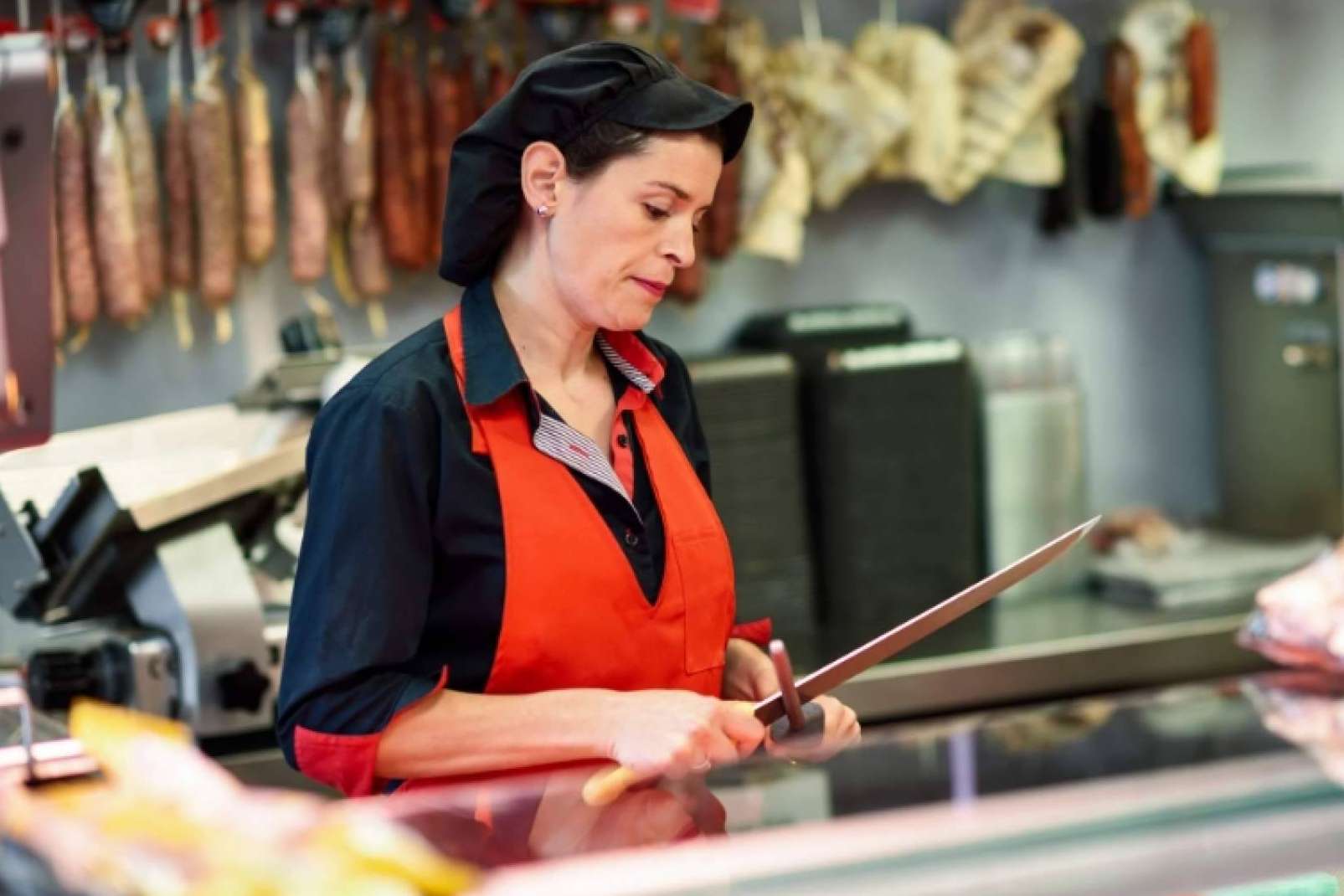 El servicio de afilador de cuchillos que brinda Utistil orientado a profesionales de retail alimentario