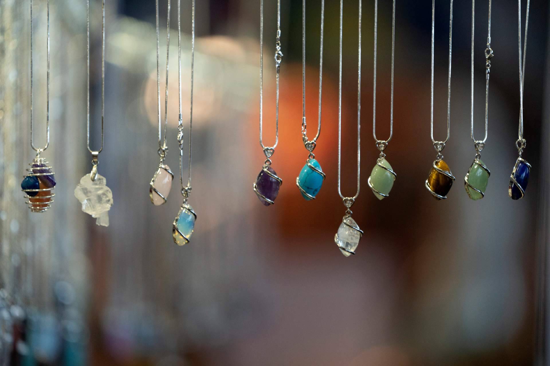 Un sinónimo de belleza y protección, los collares de piedras naturales de Tierra de Gemas