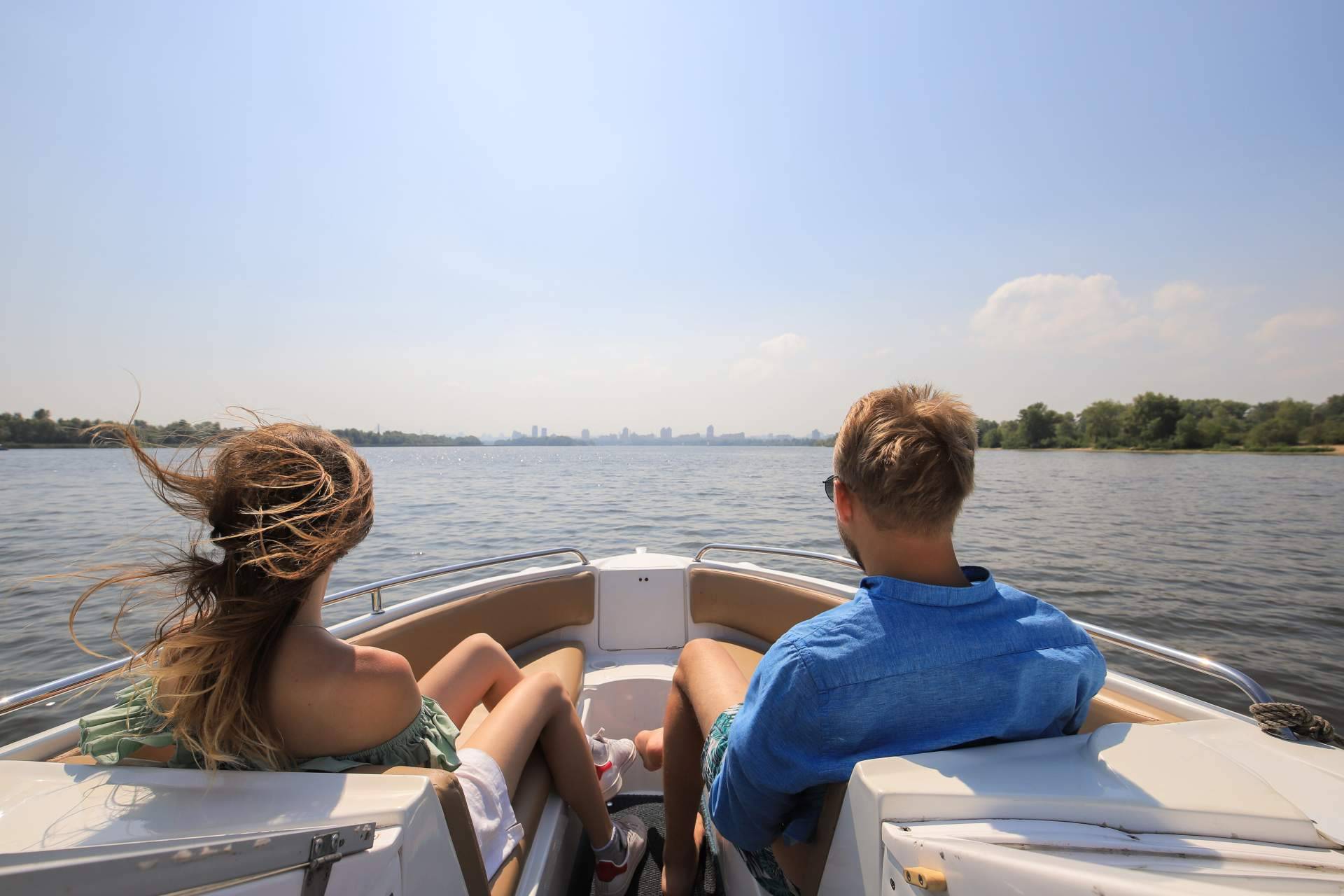 Conocer las opciones de alquiler completo o por plazas para navegar en barco