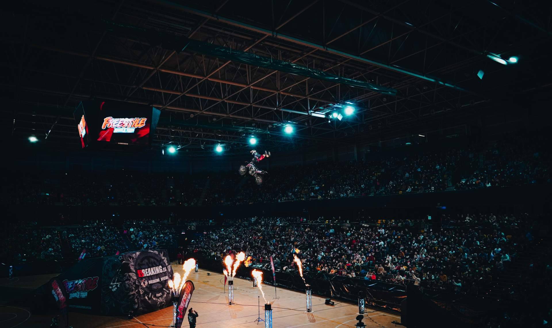 El 25 de marzo, llega por primera vez a Barcelona el Freestyle World Tour