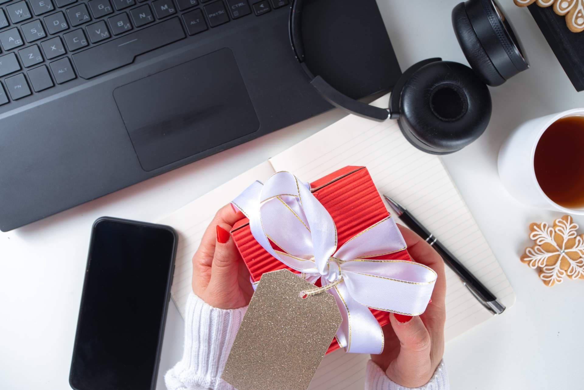 La importancia de entregar regalos corporativos en un negocio, por Carandre