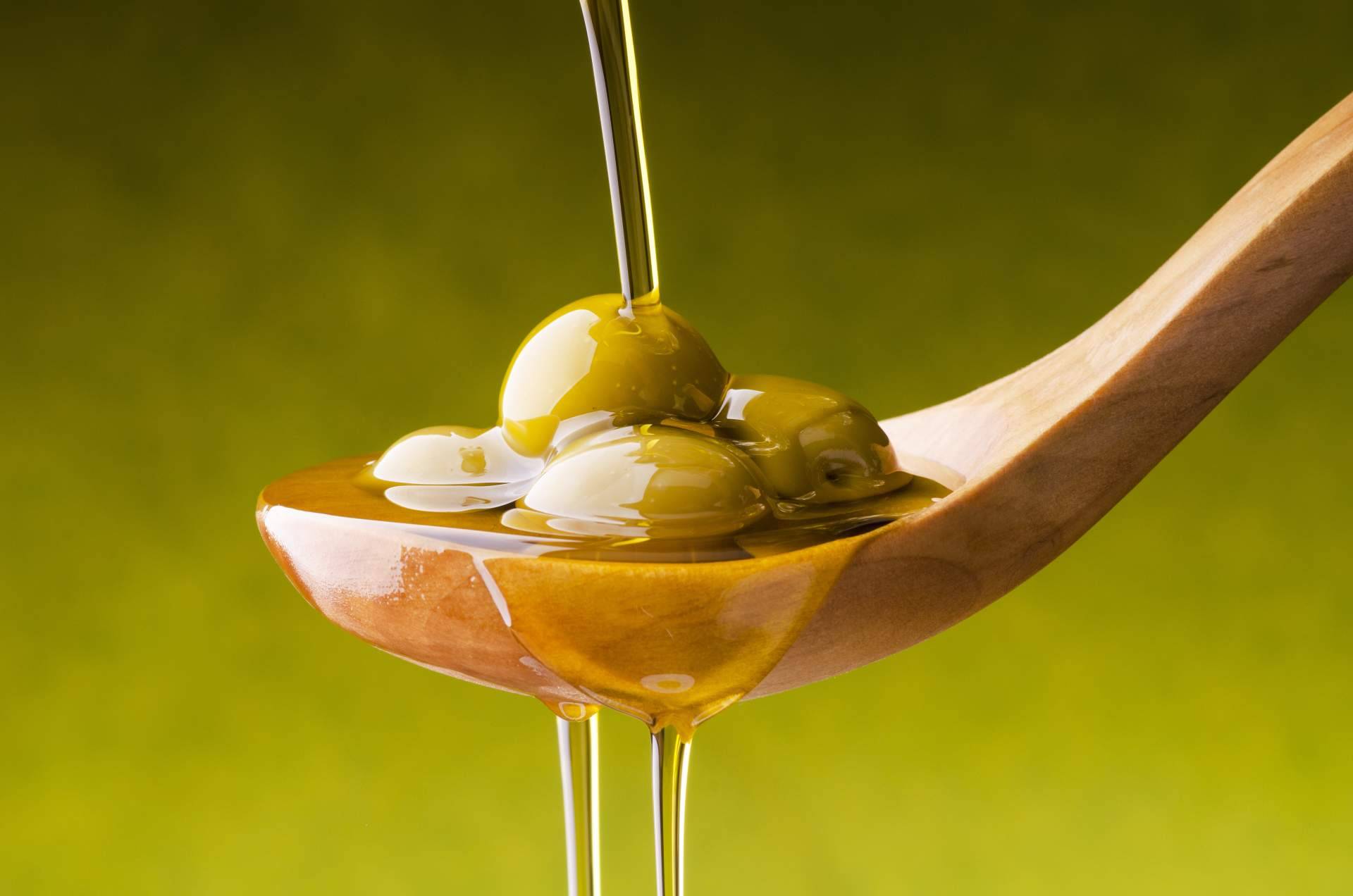 El aceite de oliva virgen extra español y su versatilidad culinaria