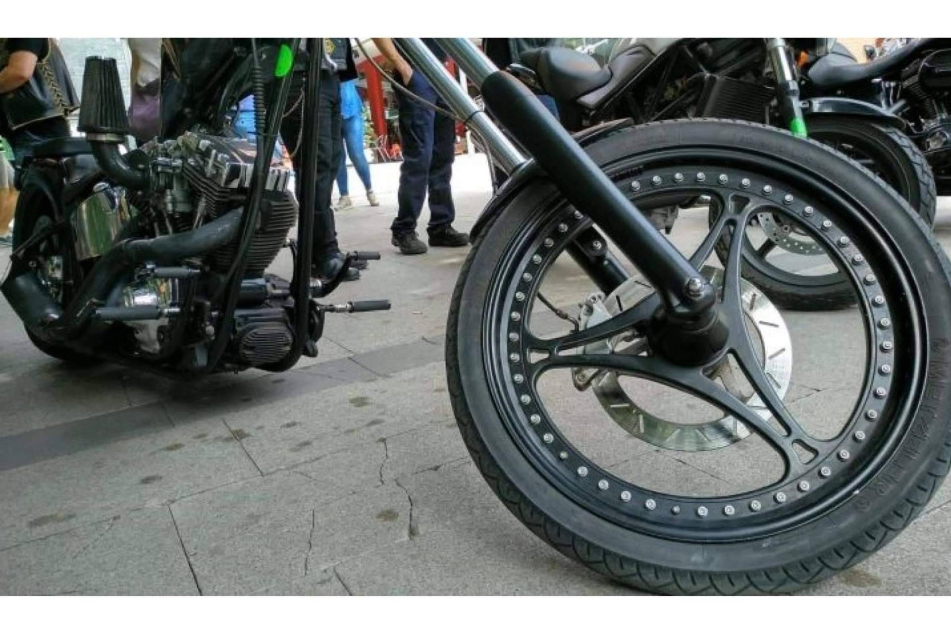 Eactivos.com subasta la motocicleta que empleó la artista colombiana de moda en uno de sus videoclips