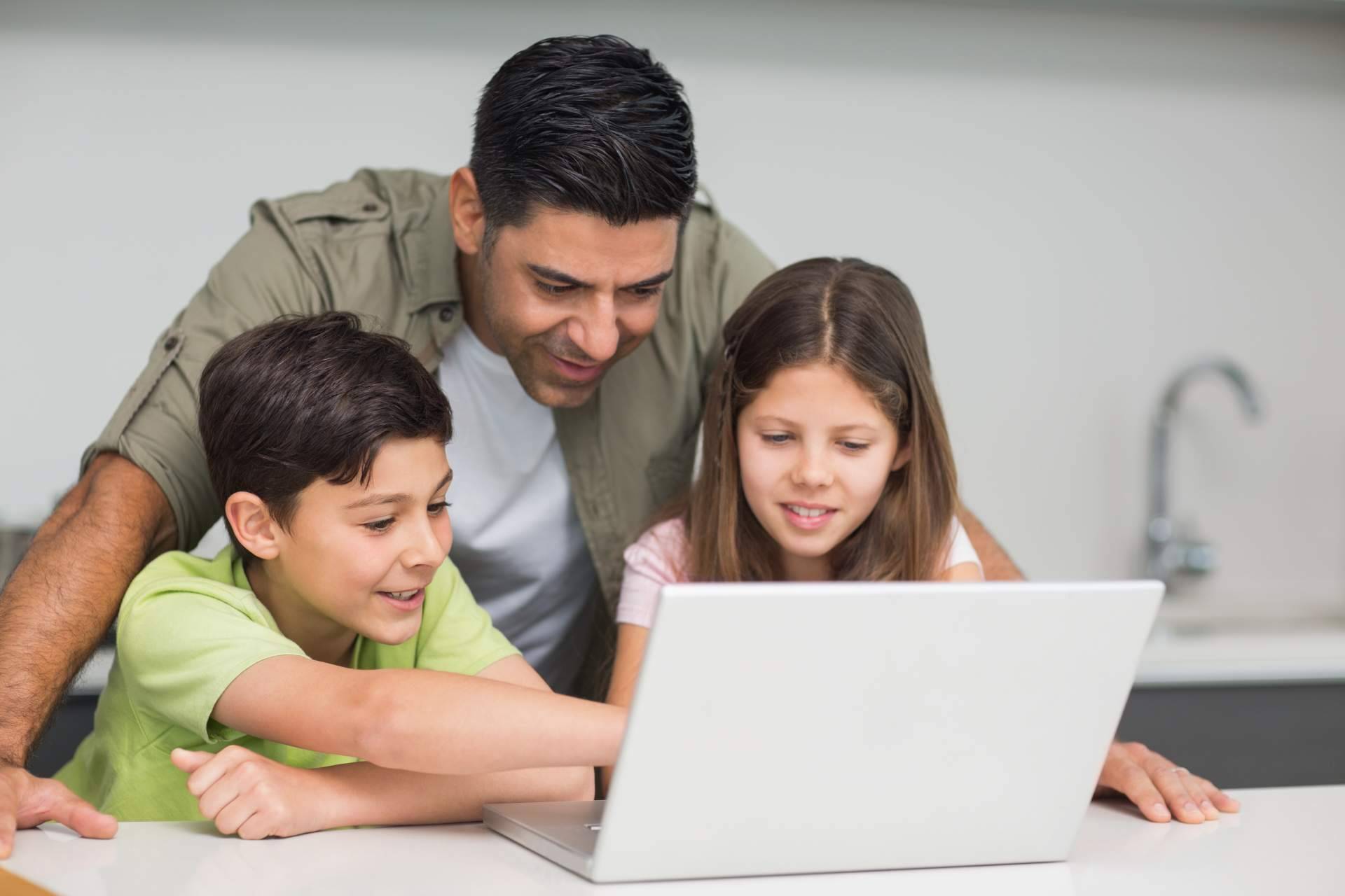 Clases de inglés online para hermanos, con los profesores nativos de La Casita de Inglés