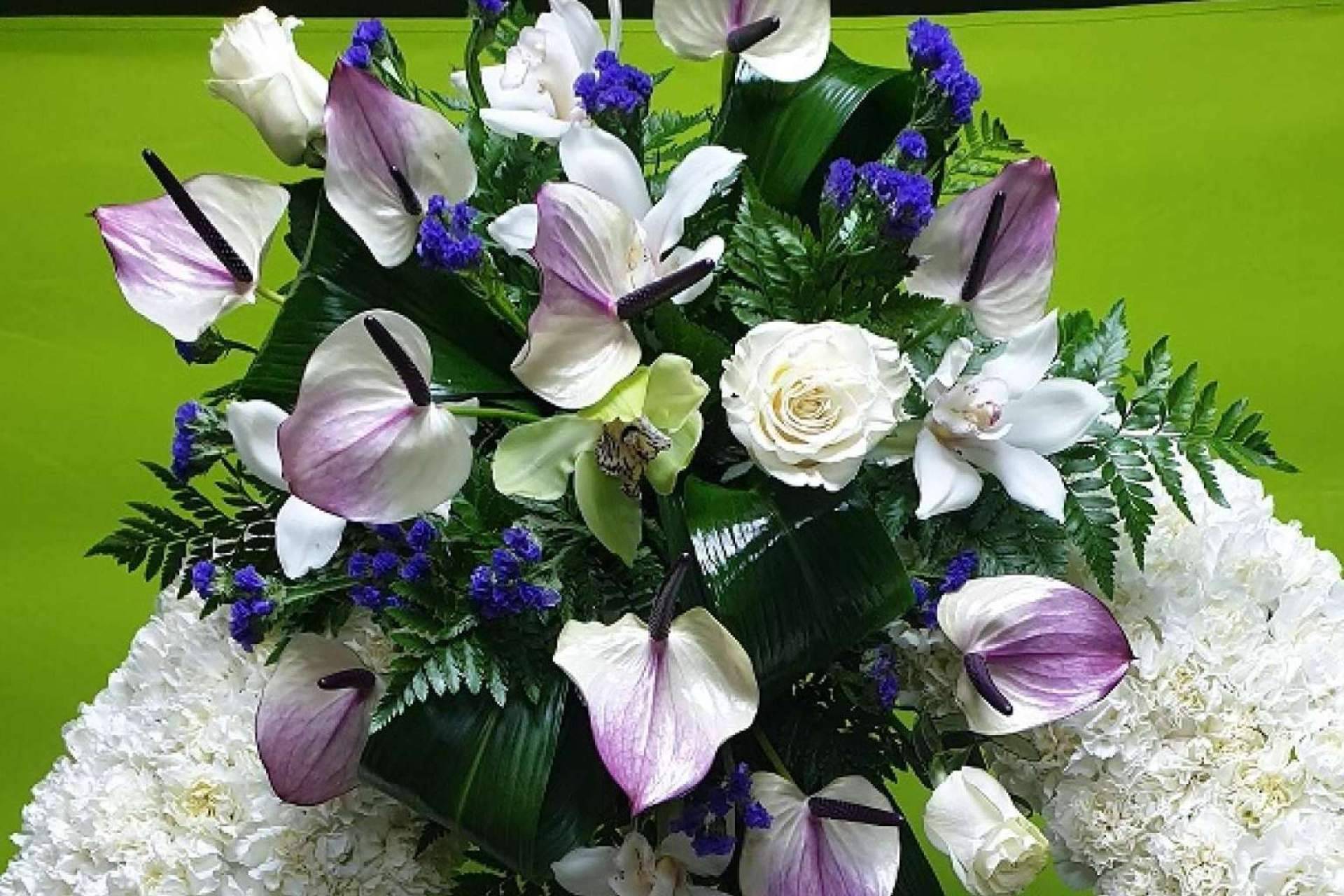 Tanatorio de Moraleja cuenta con un servicio de floristería en Cáceres disponible las 24 horas del día que lleva las flores al velatorio sin cargo