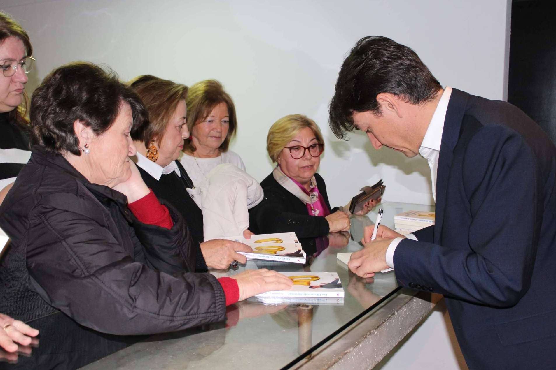Más de 200 personas han acudido a la presentación del libro 'Las 10 claves del bienestar'