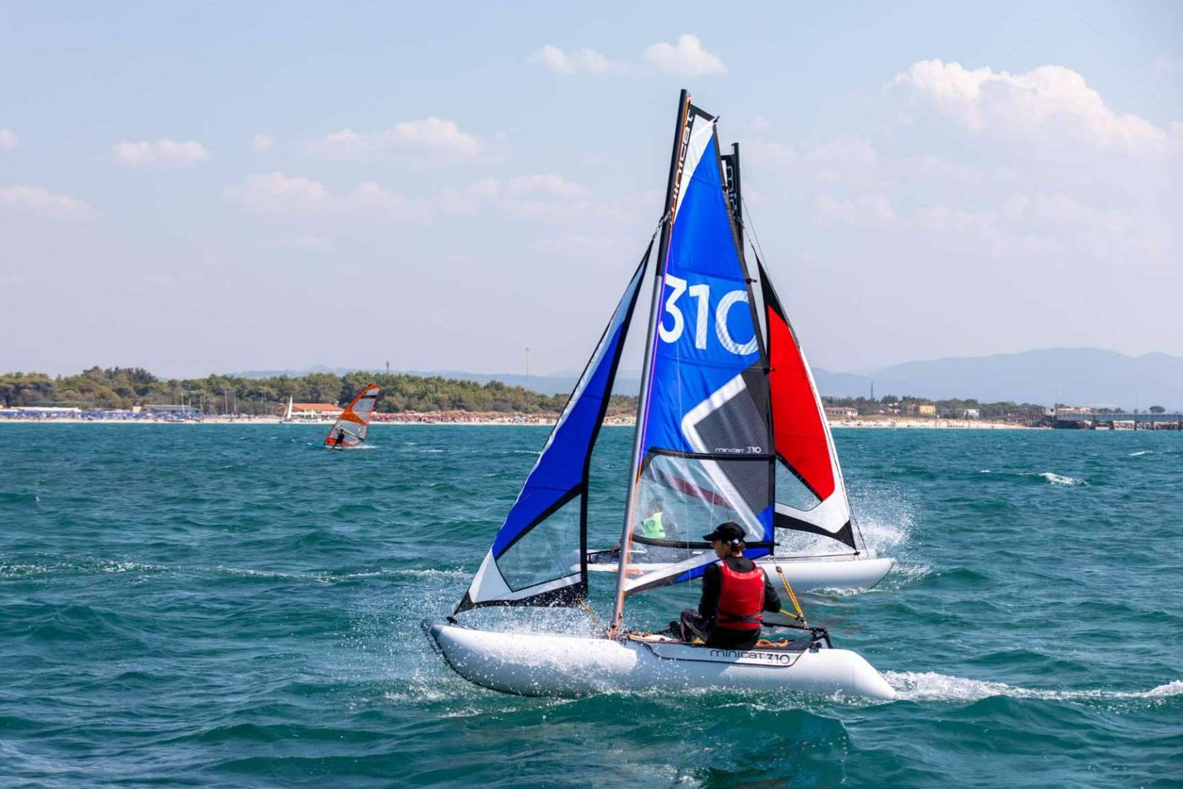 Mini catamaranes, hinchables y desmontables, disponibles en Nauticmar distribuidores exclusivos en España