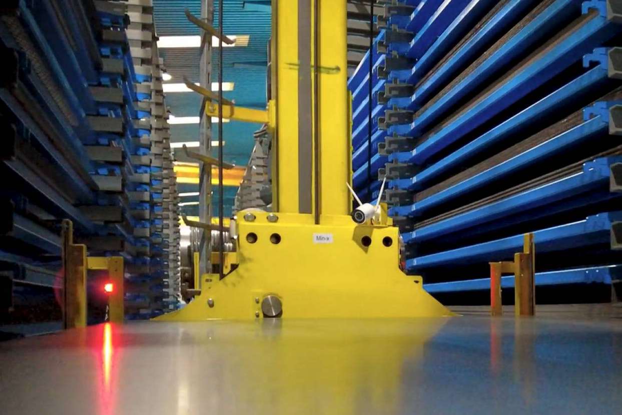 El nuevo robot logístico para aumentar la variedad de productos y la capacidad de almacenaje de Tubos Paris