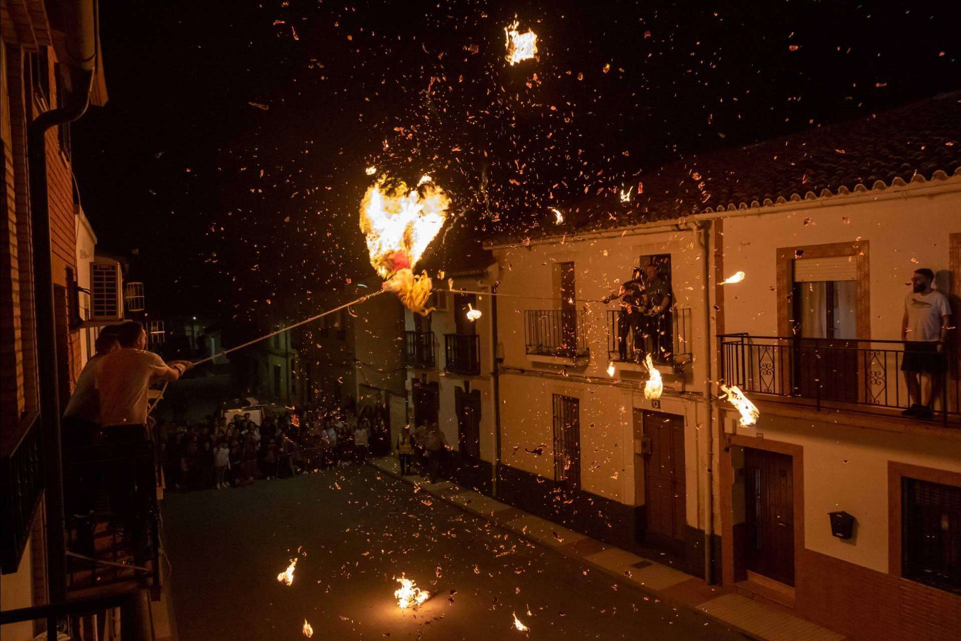 Una ceremonia que señala el fin del invierno, Judas y Muñecas en Alamillo