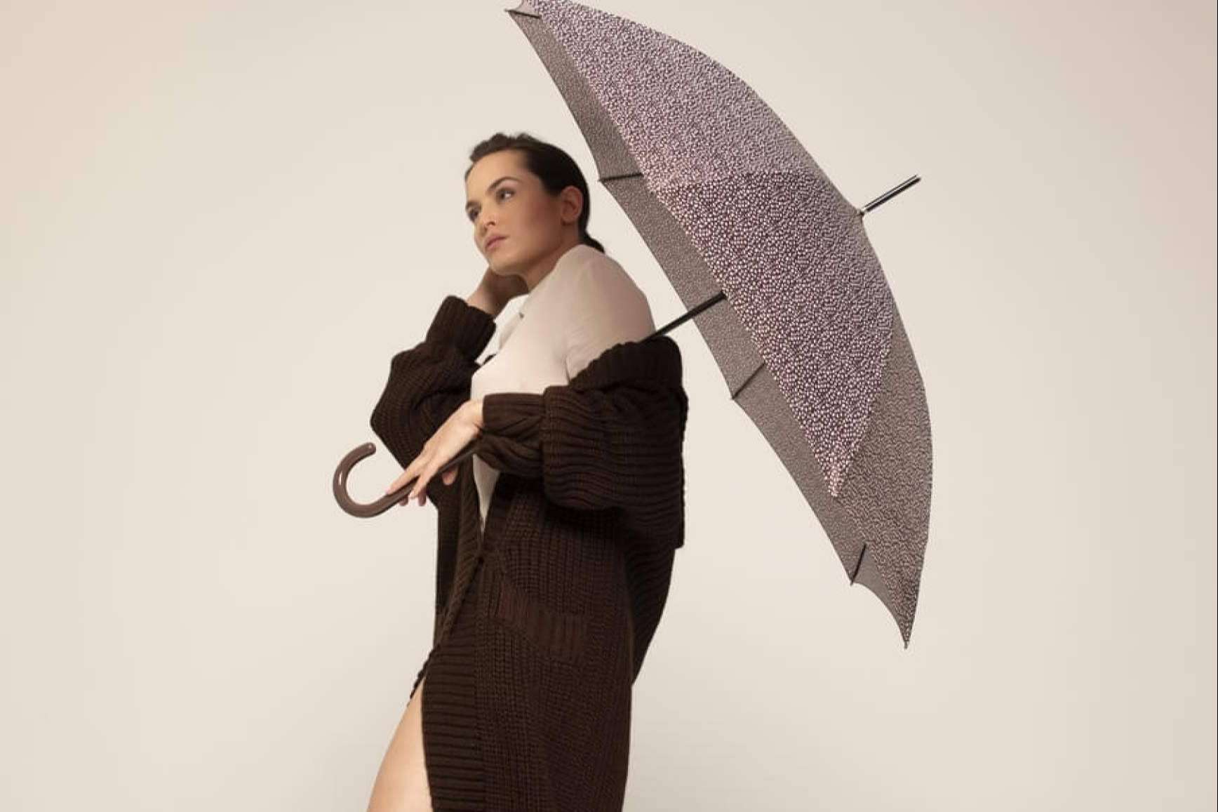 Llegó la moda que protege de la lluvia, descubrir los paraguas Vogue