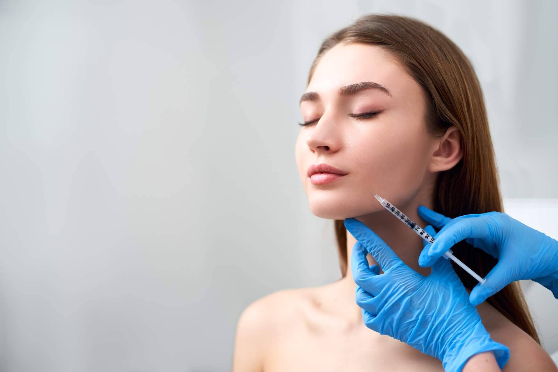 Un resultado natural con los rellenos faciales con ácido hialurónico, de la mano de Alluring Clinic