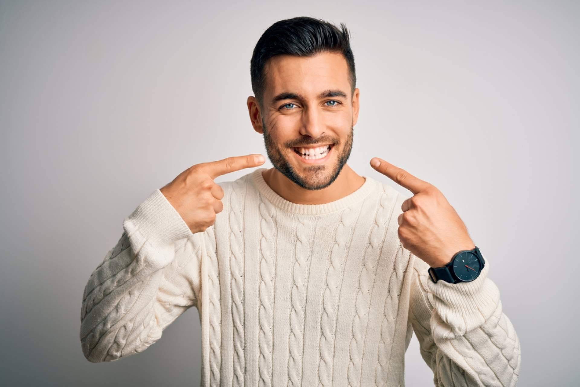 Conseguir resultados naturales con las microcarillas dentales de Carlos Saíz Smile