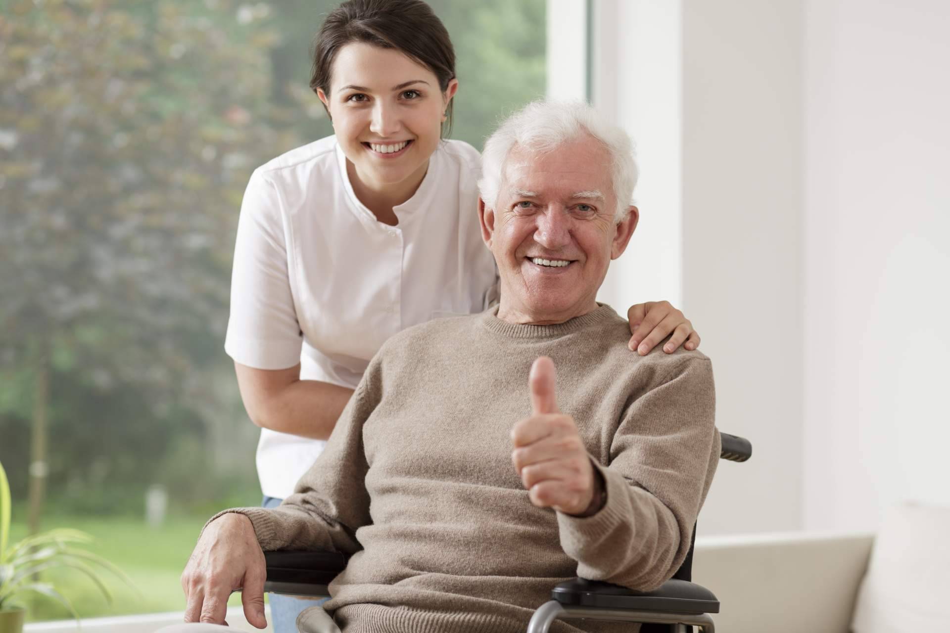 ¿Cuál es el papel de la empatía en la atención integral del adulto mayor?