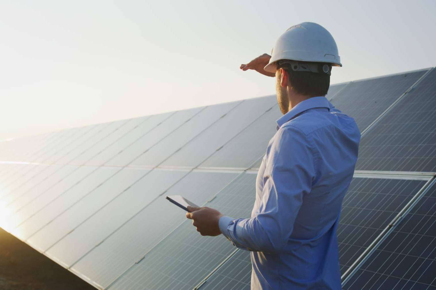 ¿Se pueden instalar placas solares en espacios pequeños como balcones?, según Solomnia
