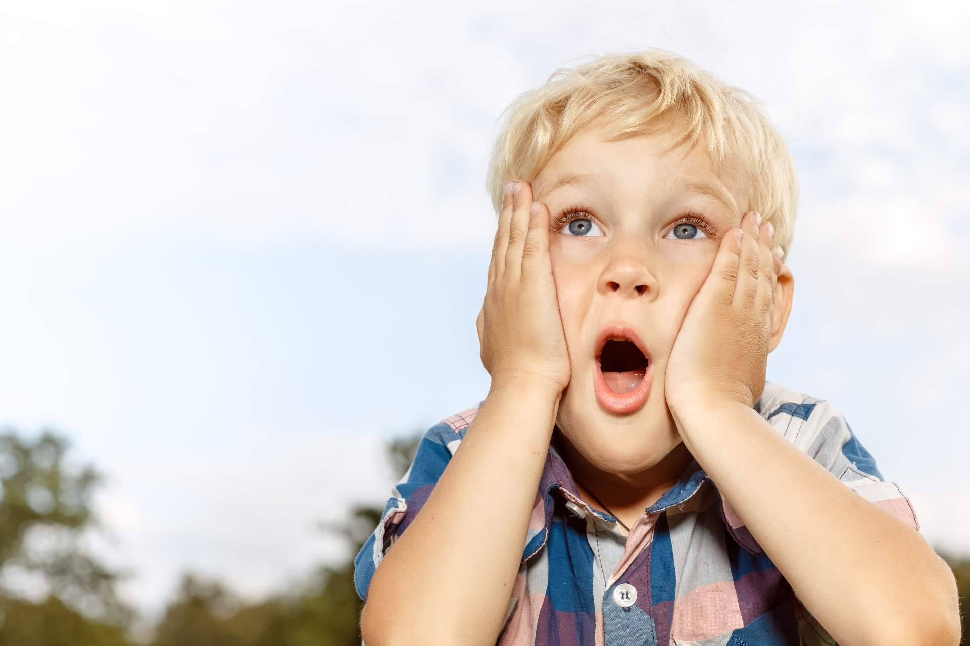 Casi la mitad de los niños que les hace falta gafas, ¡no las llevan!