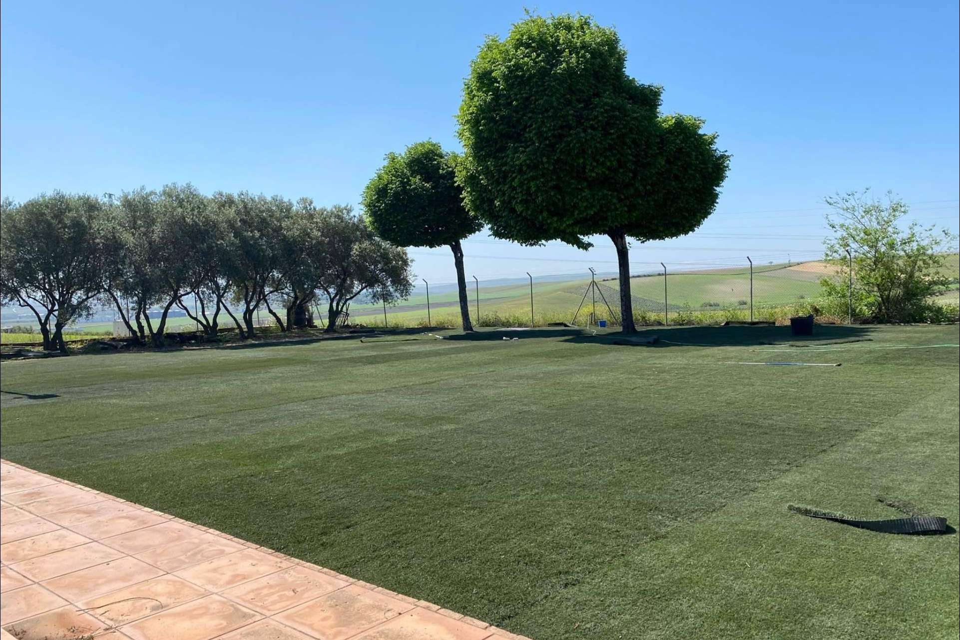 Una tendencia de mercado en alza para la instalación de jardines, residenciales y actividades de ocio es el césped reciclado de fútbol