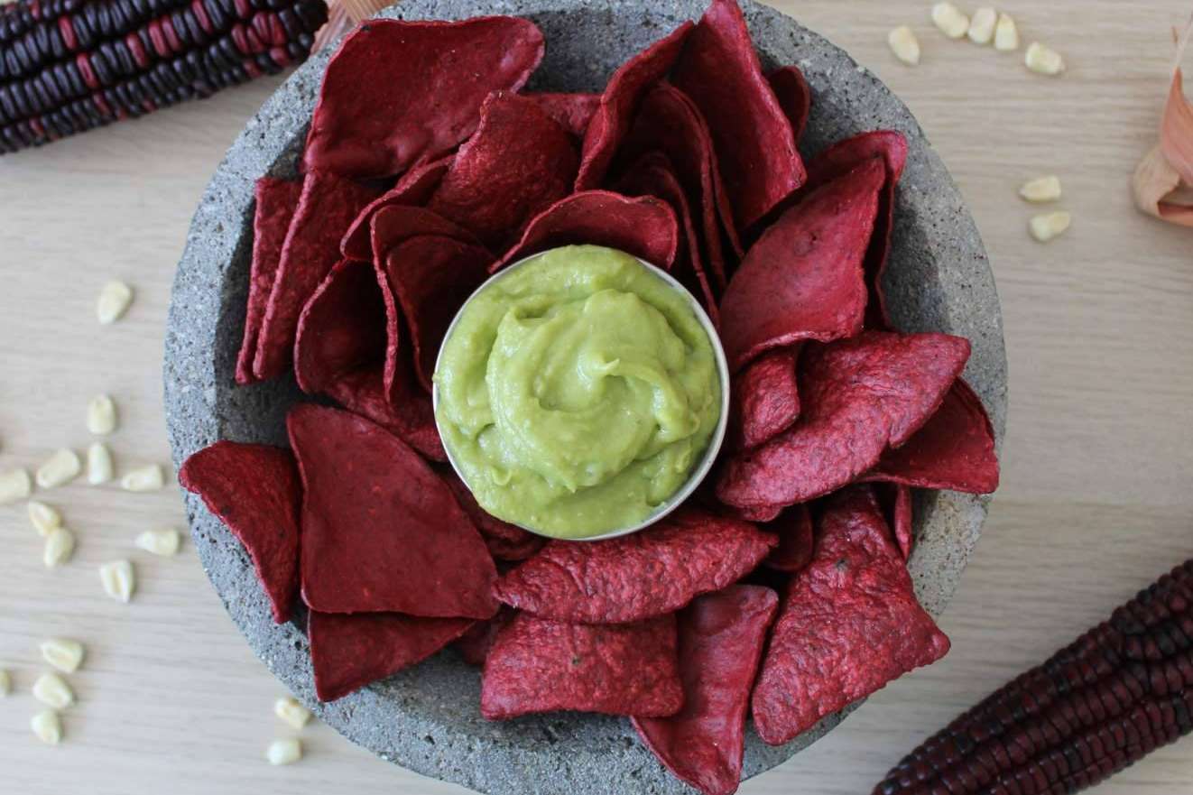 Dos productos irresistibles de Maíz Maya con origen en las culturas prehispánicas mexicanas, los totopos y tostadas