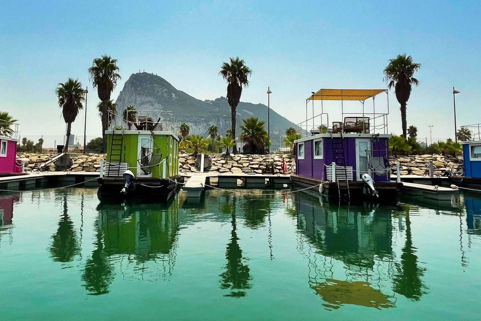 Disfrutar de las ventajas del contacto con el agua hospedado en una casa flotante