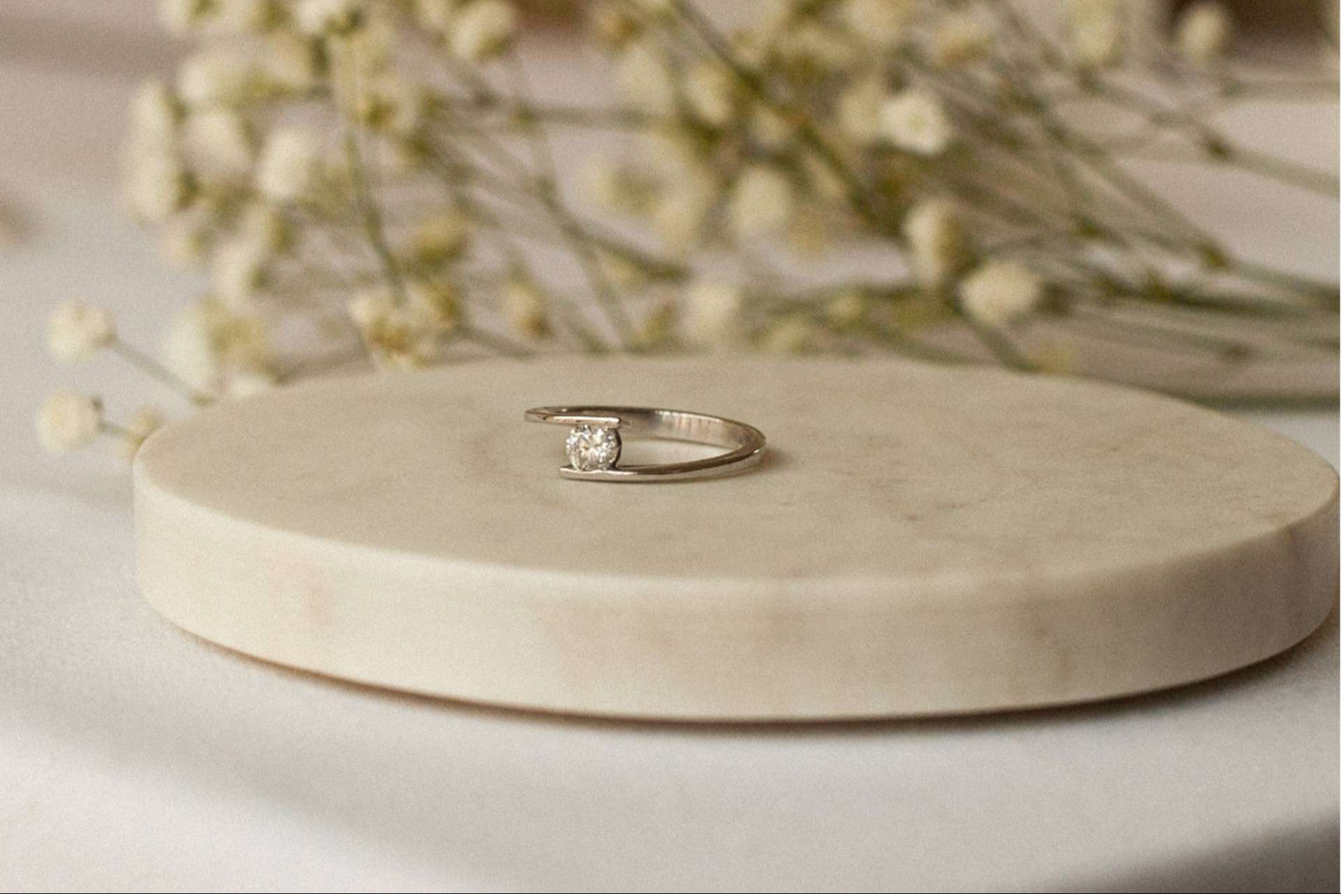 Una gama singular de anillos de compromiso de diamantes de laboratorio, con Mimoke