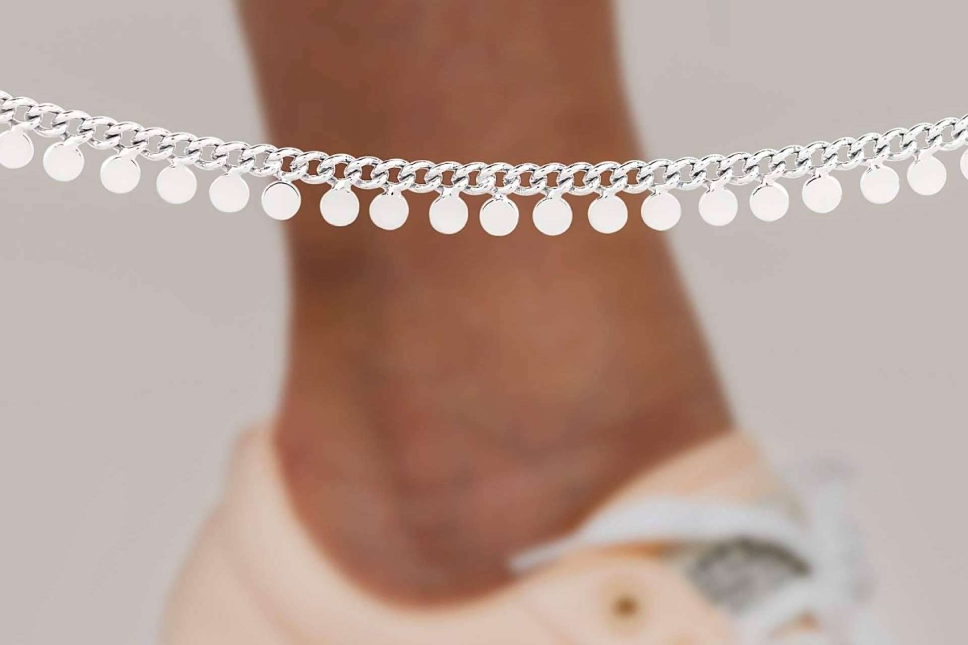 La presentación de la novedosa colección de tobilleras para verano de la joyería Le Petite Marie