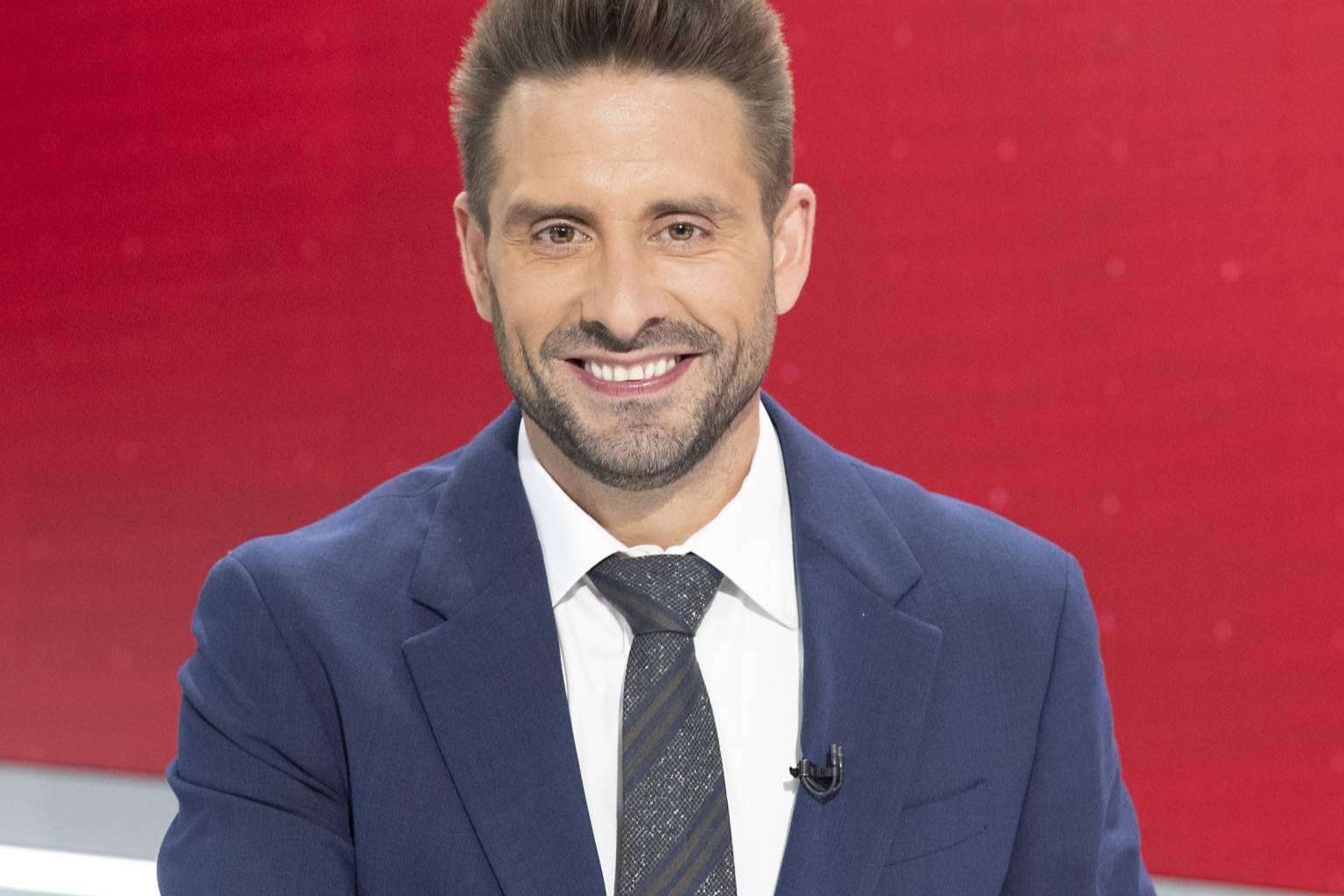 Àngel Pons, el presentador de noticias de TVE que destaca por su enfoque creativo y versatilidad