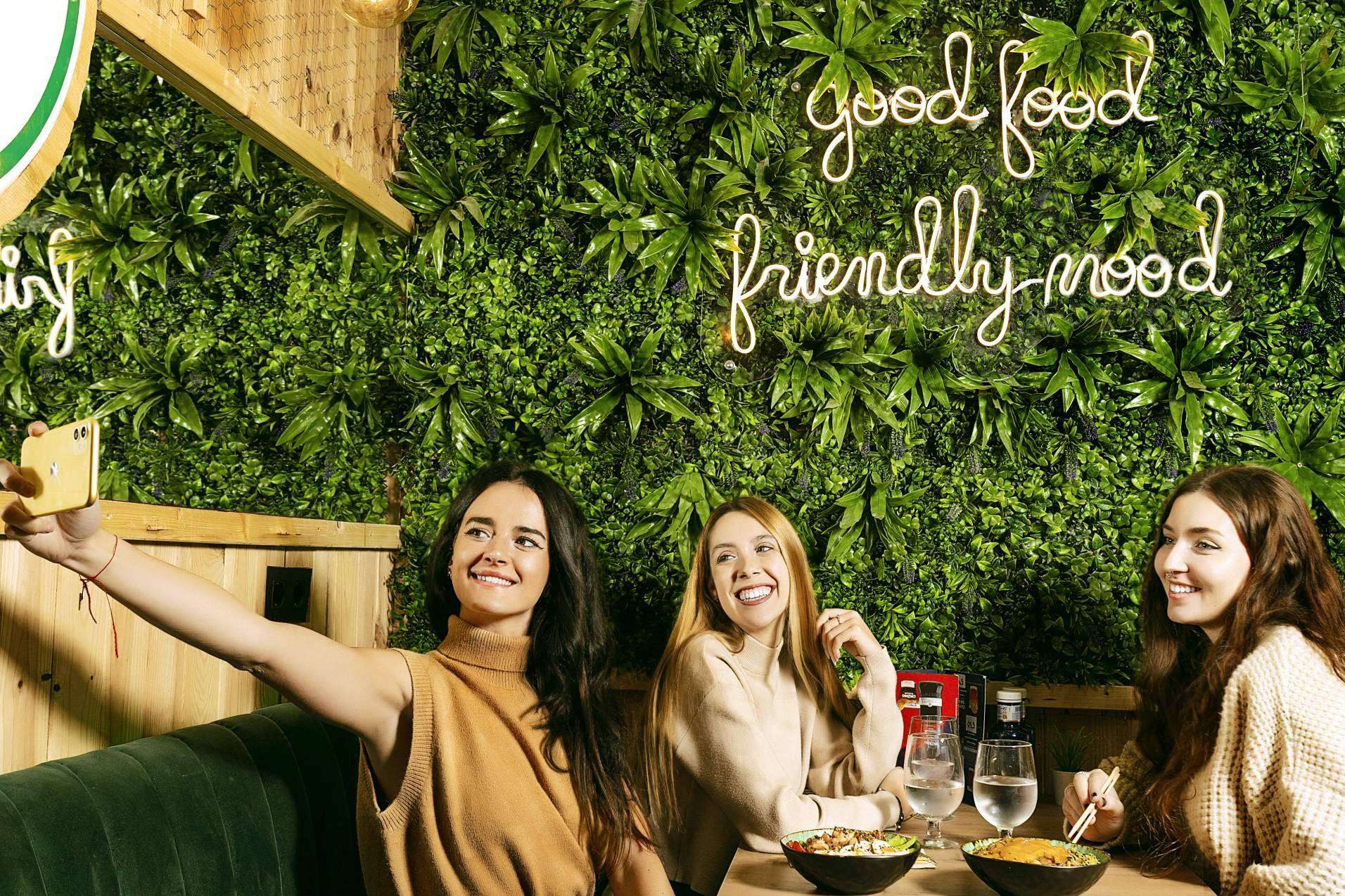 El restaurante Poké Friendly en Madrid, concienciado con el medioambiente, ofrece variedad de sabores gastronómicos