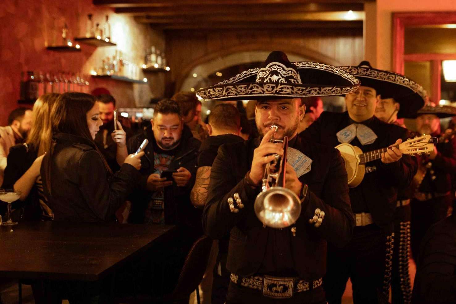 Disfrutar de una parrilla mexicana con mariachis, en el restaurante Hijo del Maíz