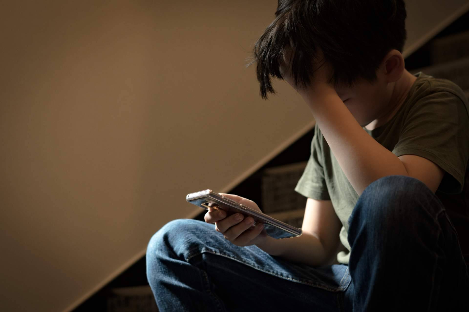 La persona menos pensada podría estar acosando a un hijo por teléfono
