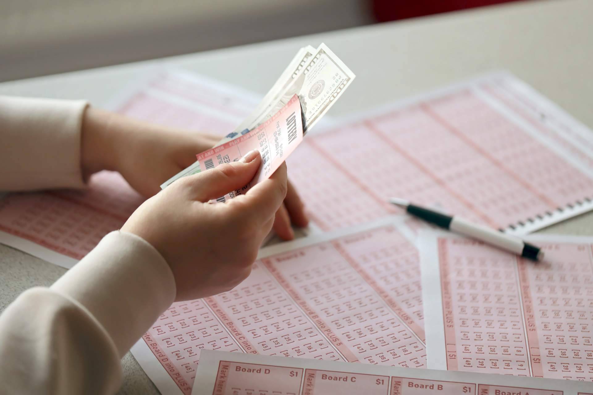 ¿Cómo participar en línea a través de La Mágica en el Euromillones que ofrece un bote de 130 millones de euros?