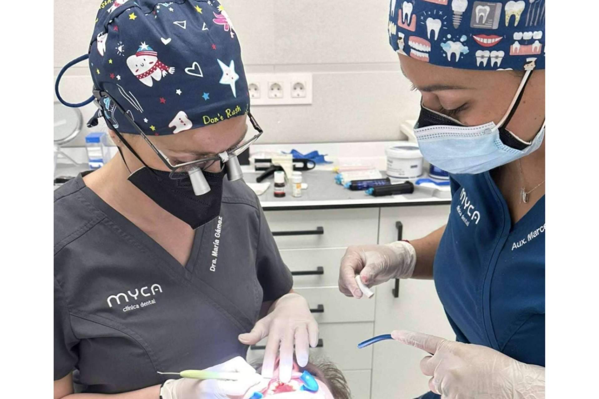 Tratamiento efectivo para el apiñamiento dental en MYCA Clínica Dental