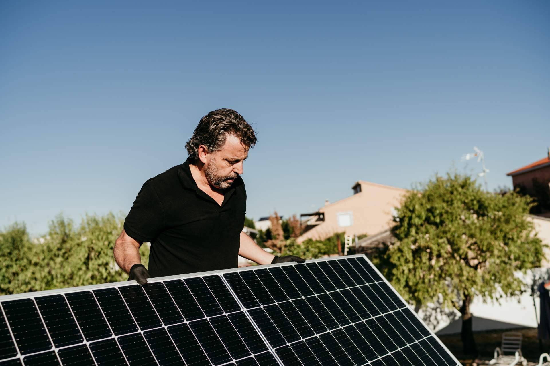 Las industrias pueden obtener instalaciones de autoconsumo fotovoltaico con Solomnia