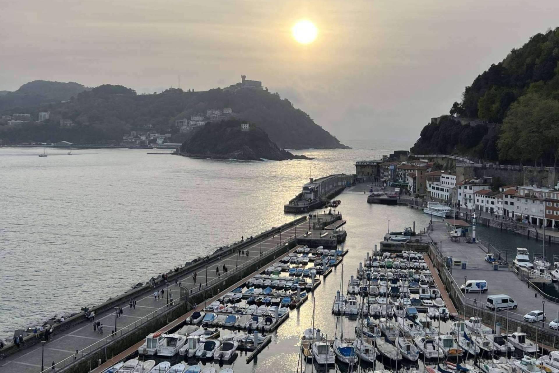 Descubrir la costa de San Sebastián a bordo del catamarán Ciudad de San Sebastián