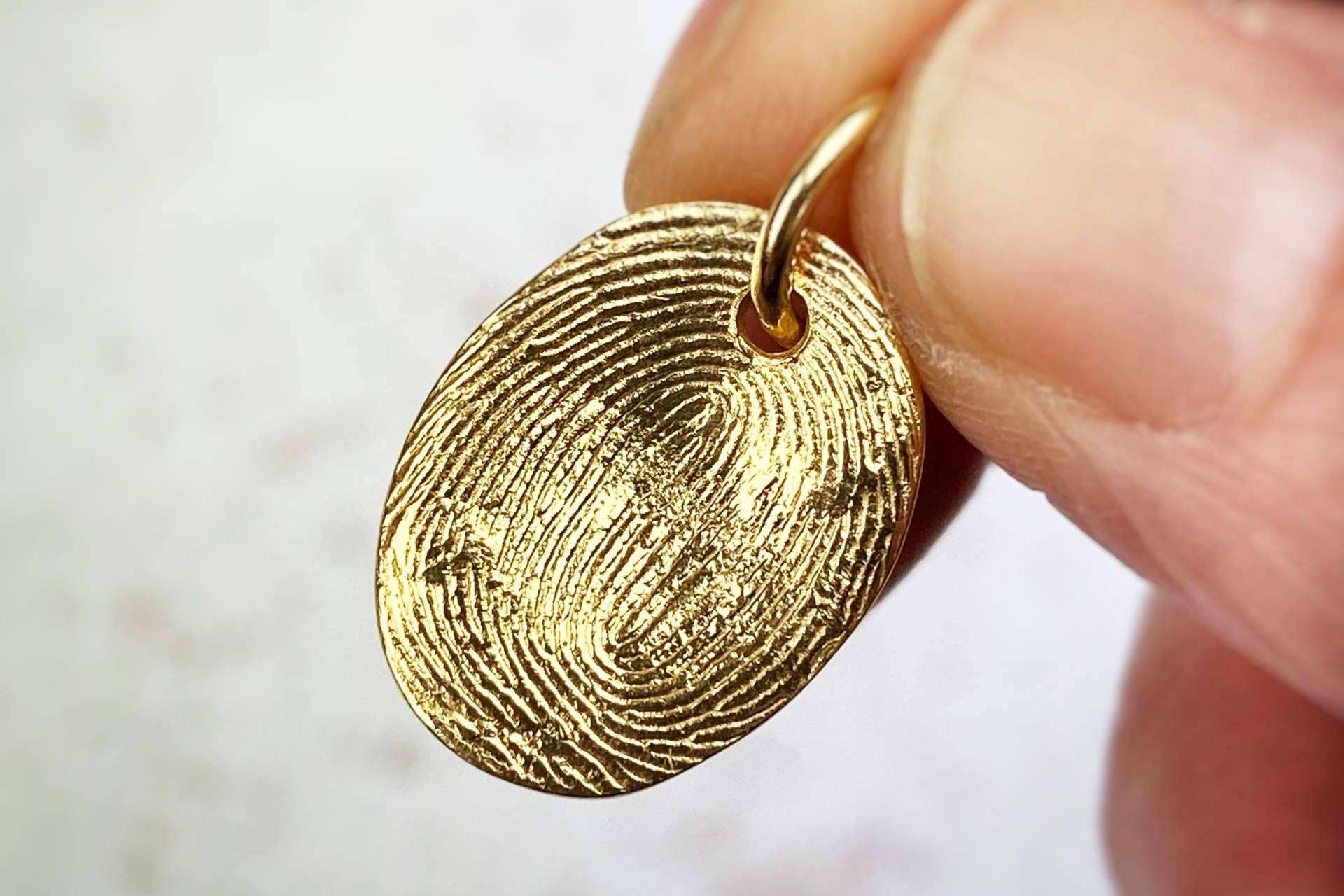 Dejando Huella Joyas y su medalla con huella de la firma, un regalo ideal para el Día de la Madre