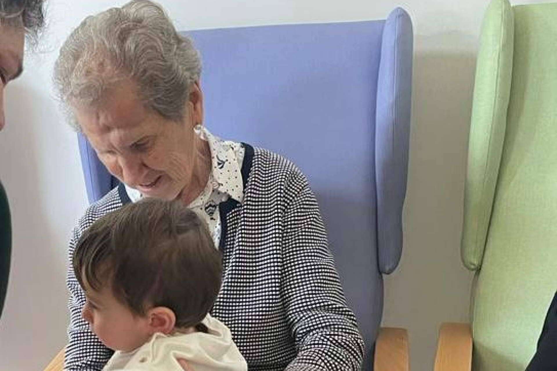 ¿Cuáles son los beneficios de la interrelación entre los niños y las personas mayores?