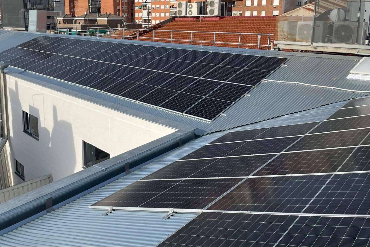 Cómo ahorrar en el autoconsumo industrial, con la empresa E4e Soluciones