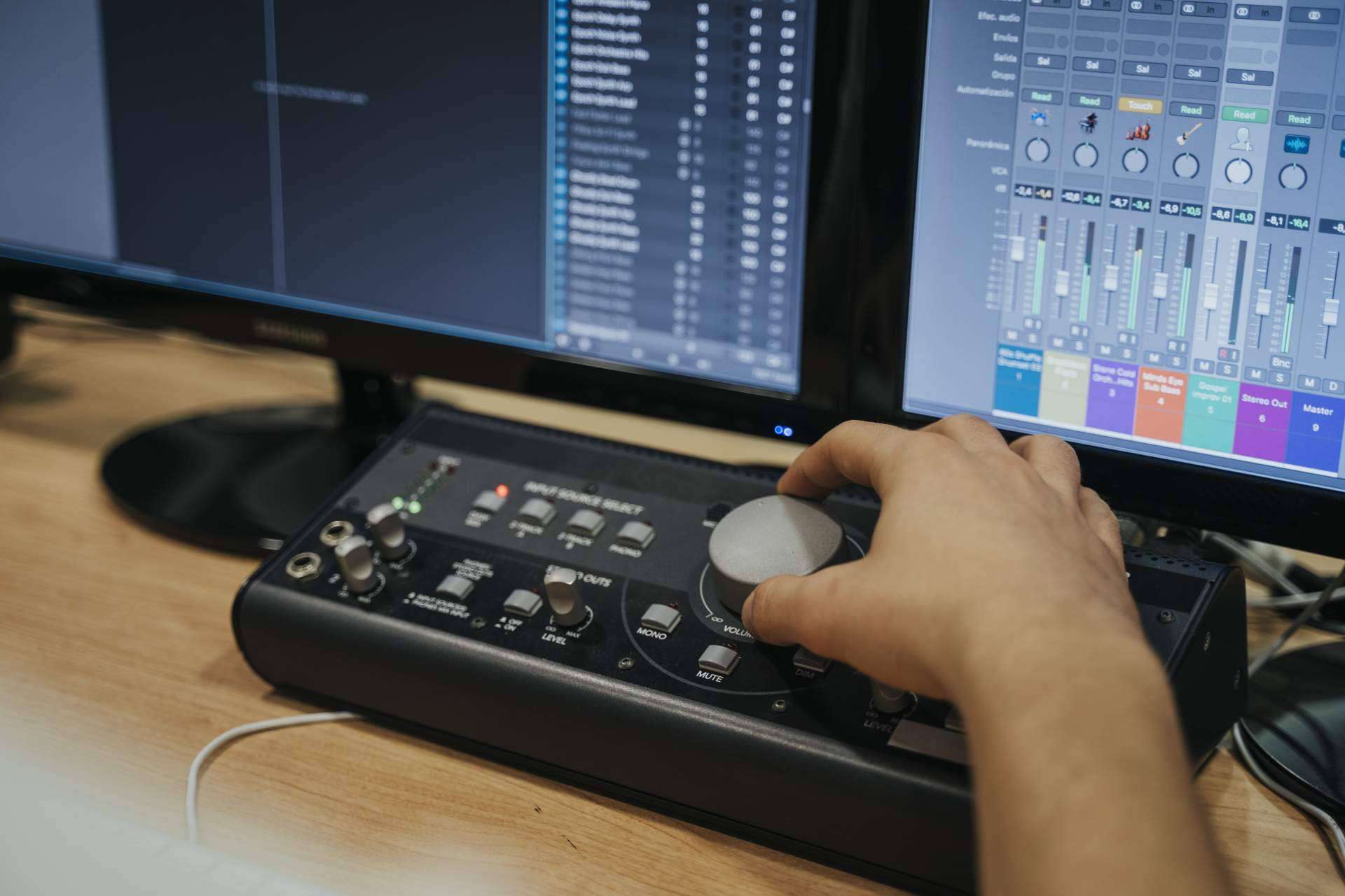 Especializarse en producción musical con profesores profesionales e increíbles instalaciones en Eumes