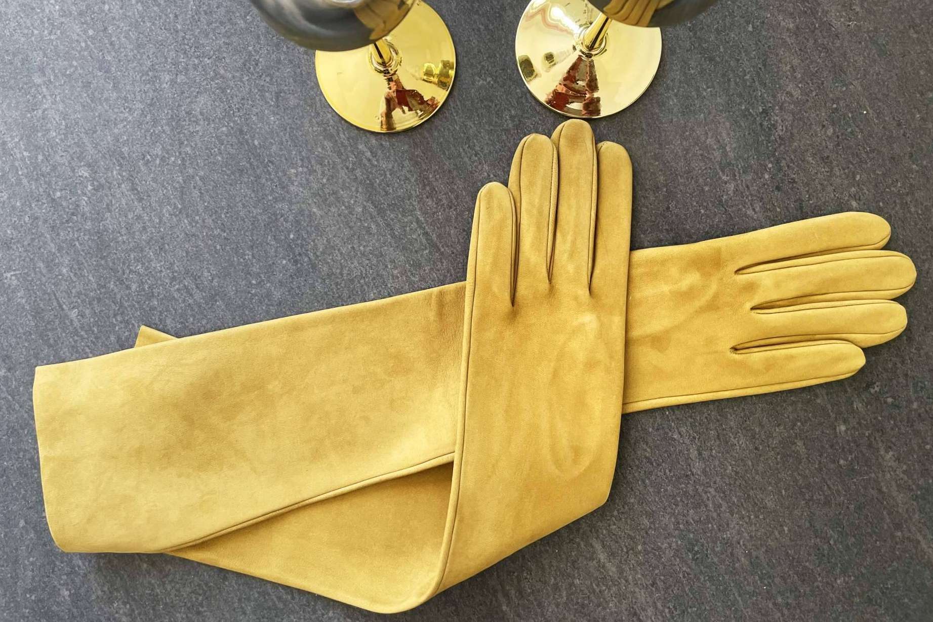 Santacana, el arte de la elegancia en guantes largos para acudir a diferentes tipos de eventos especiales