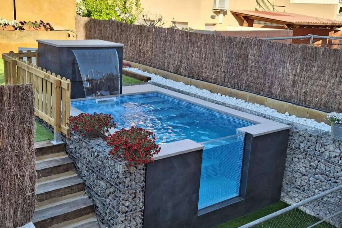 La opción estética de Esencial Pool, la construcción de piscina elevada en terraza