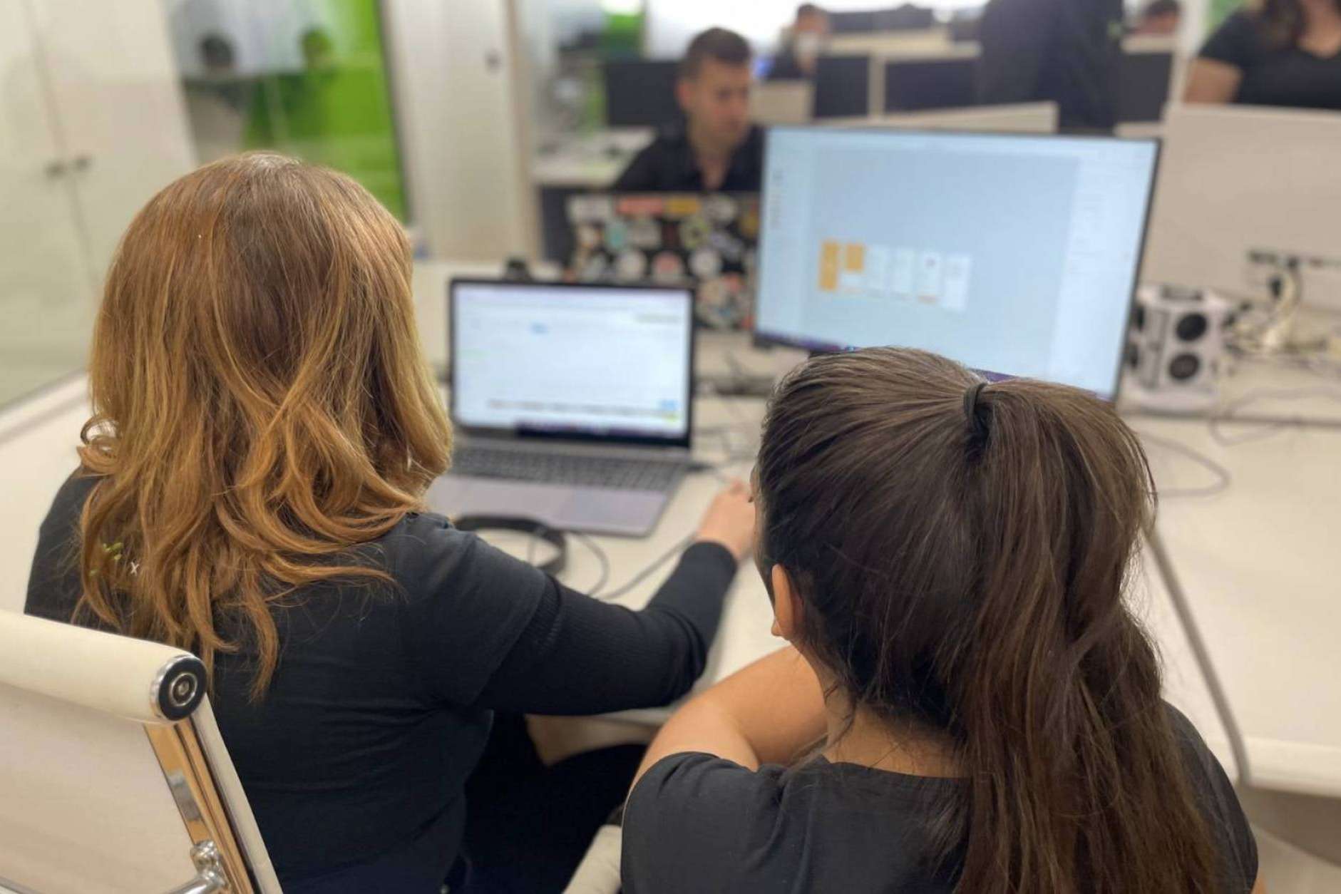 Xerintel, la empresa experta en desarrollo web y app que tiene una puntuación de 4,9 sobre 5,0 en Google