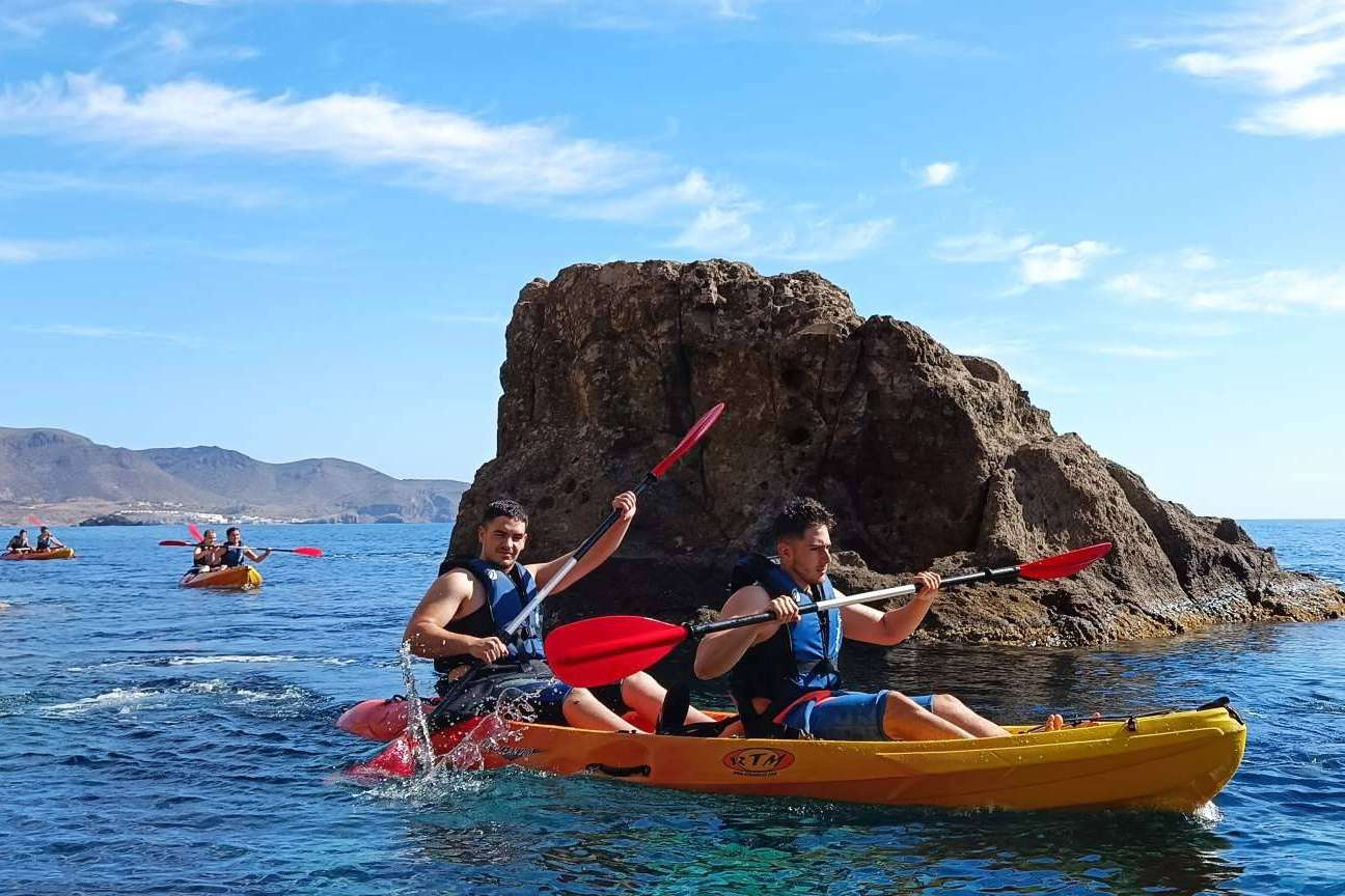 KayakSur se consolida como uno de los líderes en rutas en kayak y snorkel en Cabo de Gata
