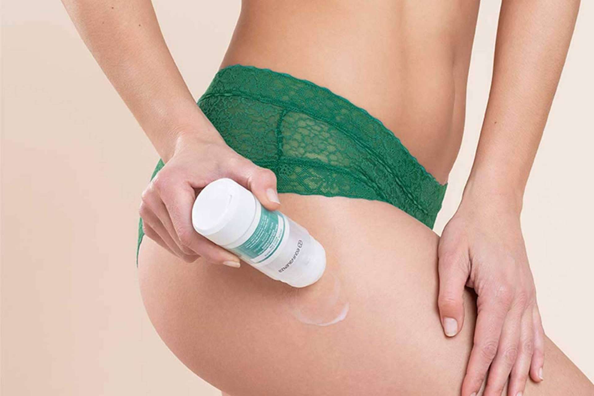 Reducir la celulitis y mejorar la apariencia de la piel usando el roll-on anticelulítico detox