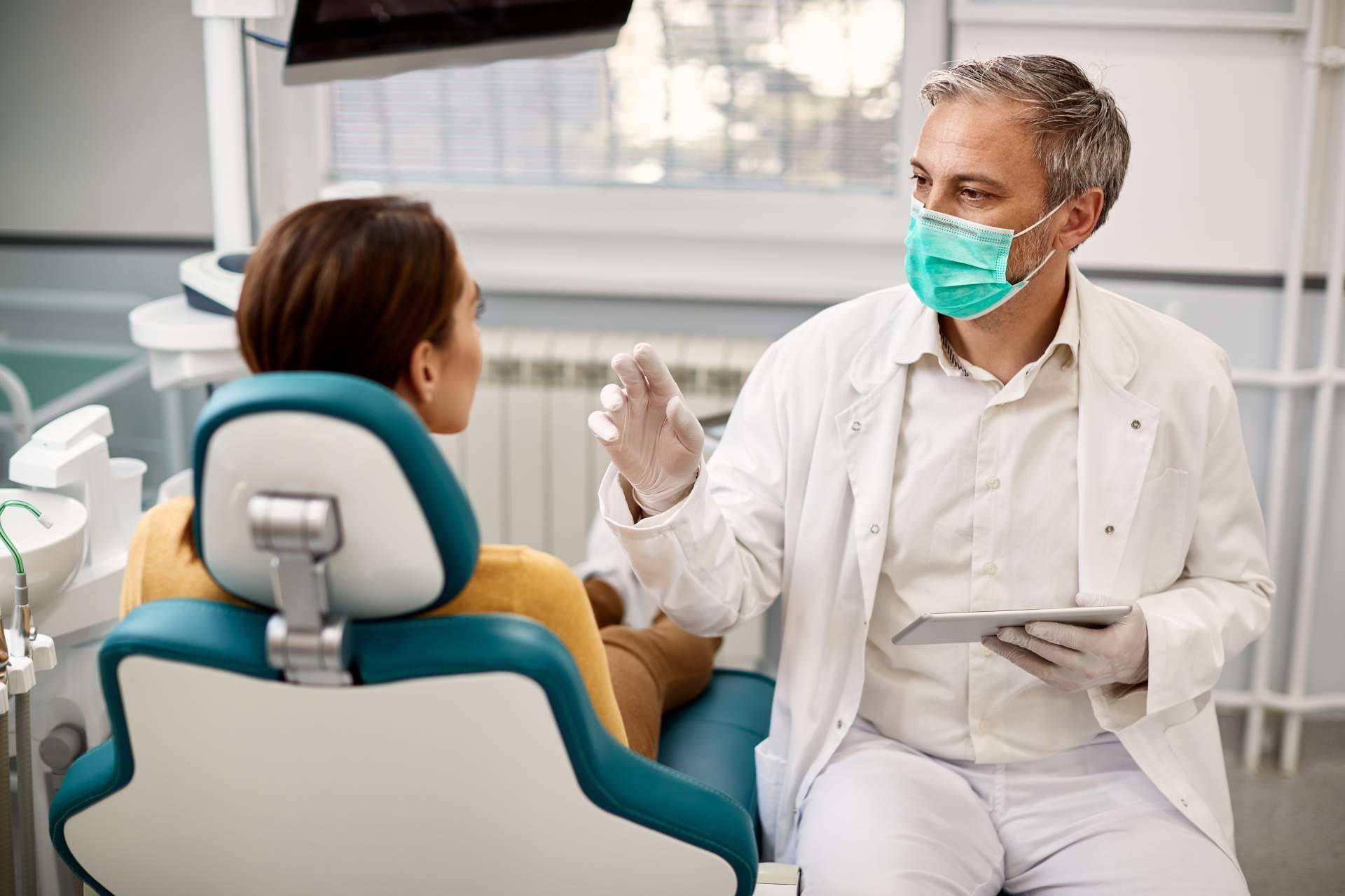 Curetaje dental, ¿qué es y por qué es importante prestar atención a la salud de las encías?